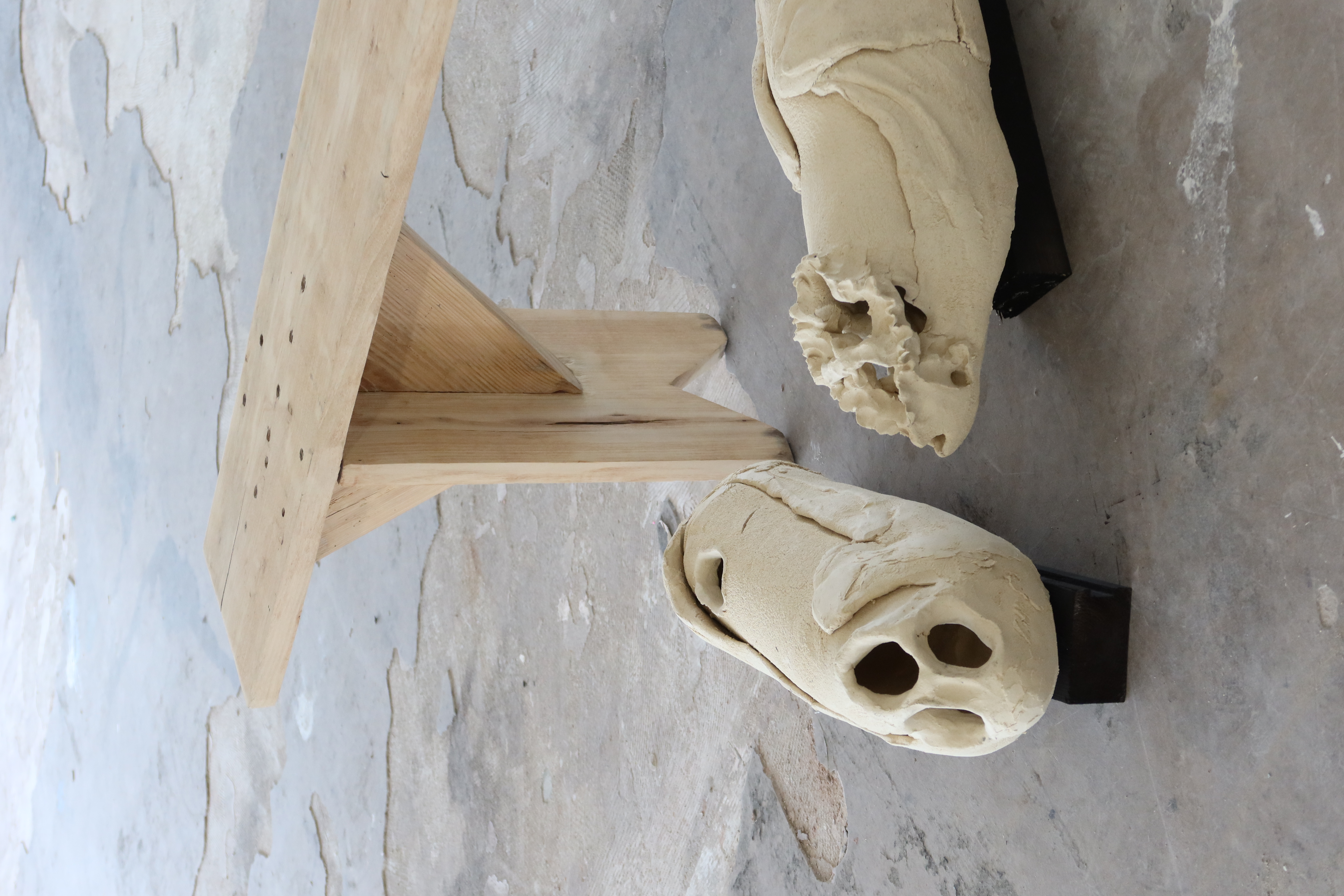 Vivos Voco, J'en appelle au vivant, 2024. céramique, bois, dimensions variables. Photo © Pierre Sérot